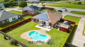 5BR Holiday Getaway in DeSoto with Pool, Hot Tub & Cinema